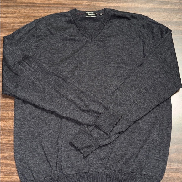 EUC Neiman Marcus 100% merino wool V-neck sweater Charcoal Black Grey MED - Picture 1 of 4